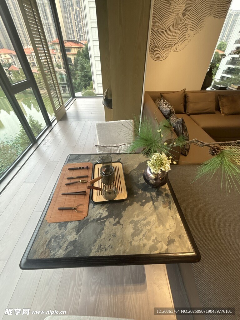 现代风客厅中的精致茶桌