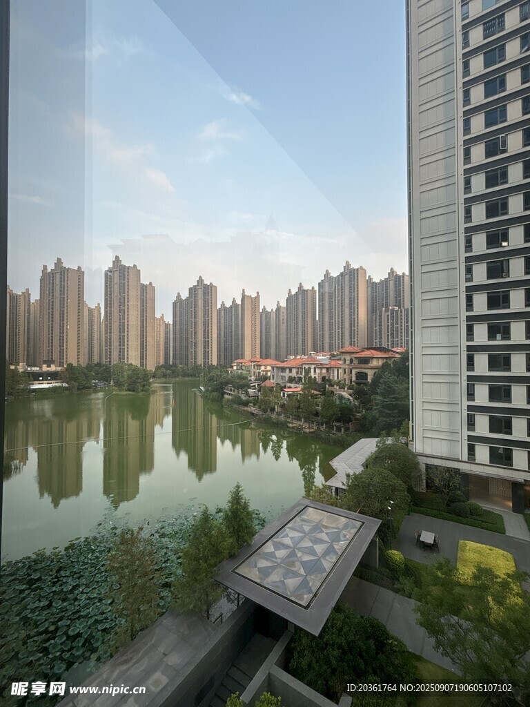 湖畔高楼景观