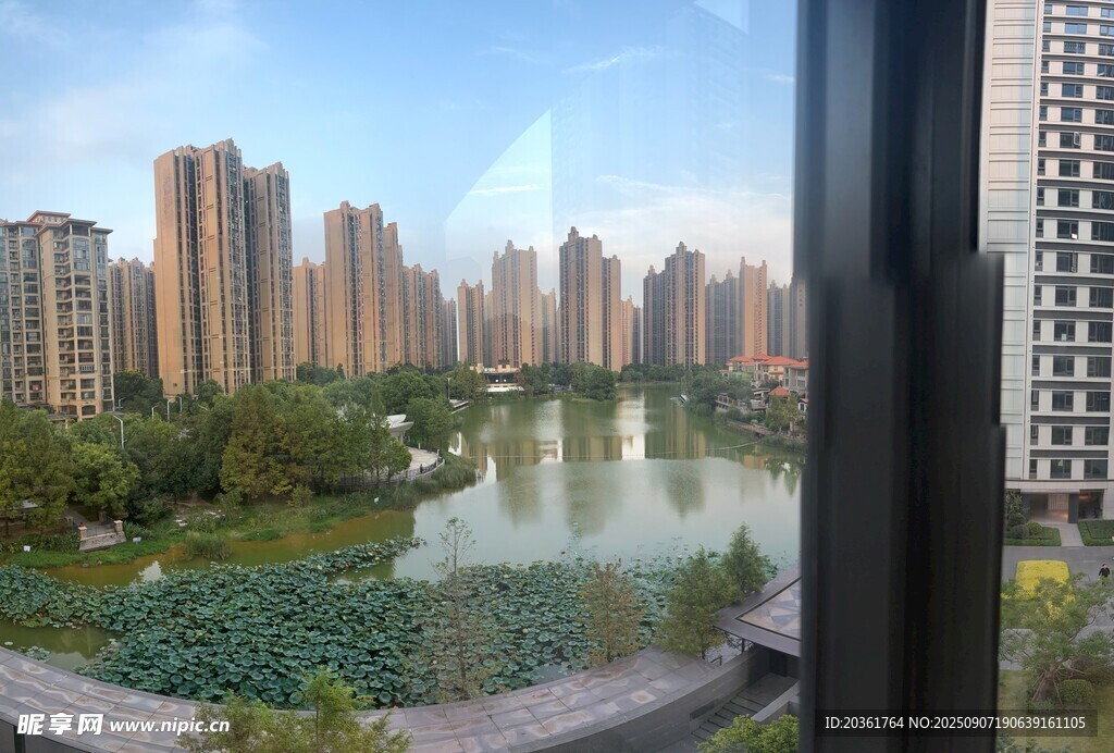 窗外城市河畔风光