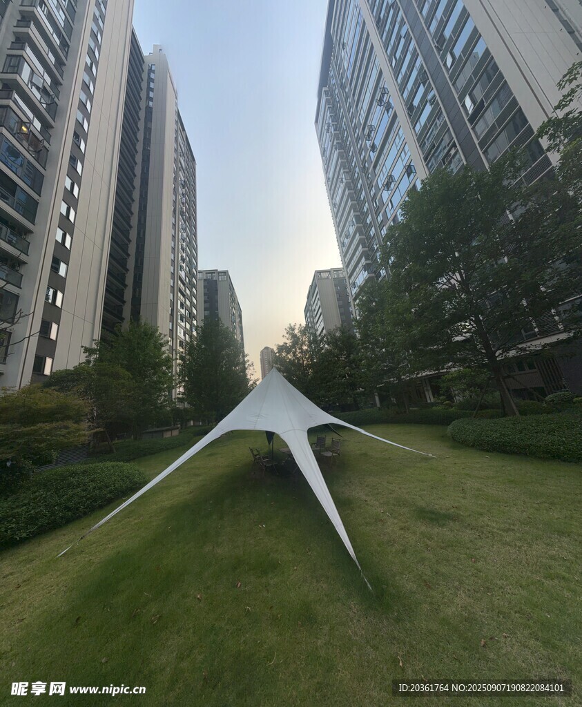 城市草坪上的现代艺术雕塑