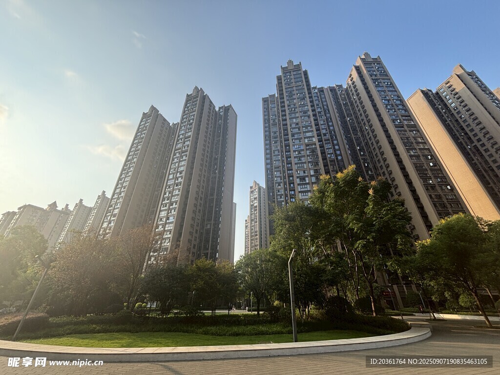 城市高楼与绿地景观