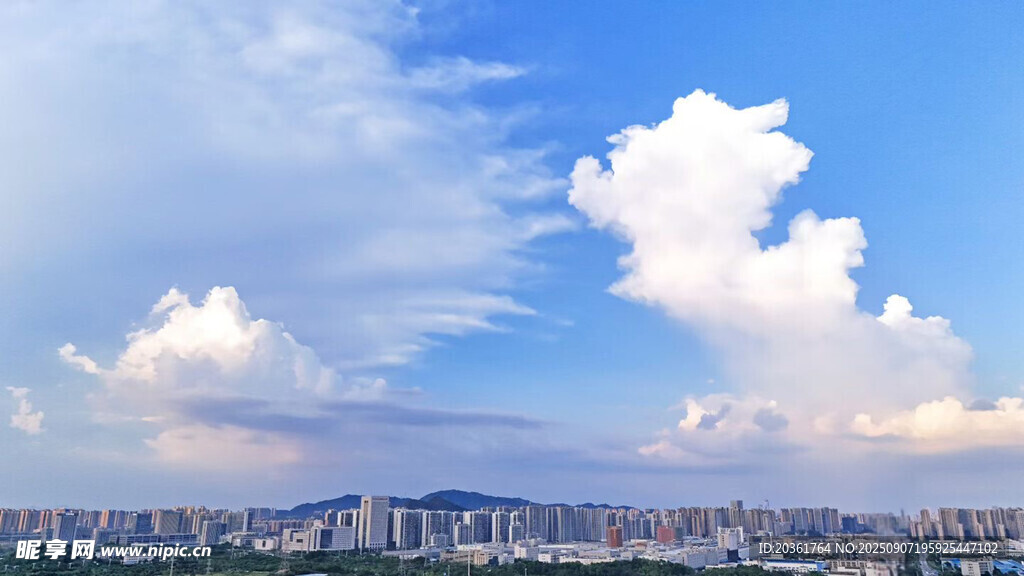 城市上空的蓝天白云