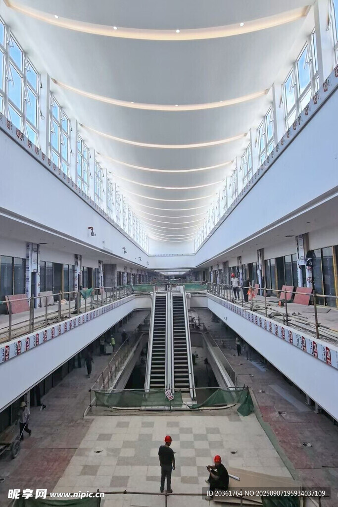 现代宽敞的多层室内空间