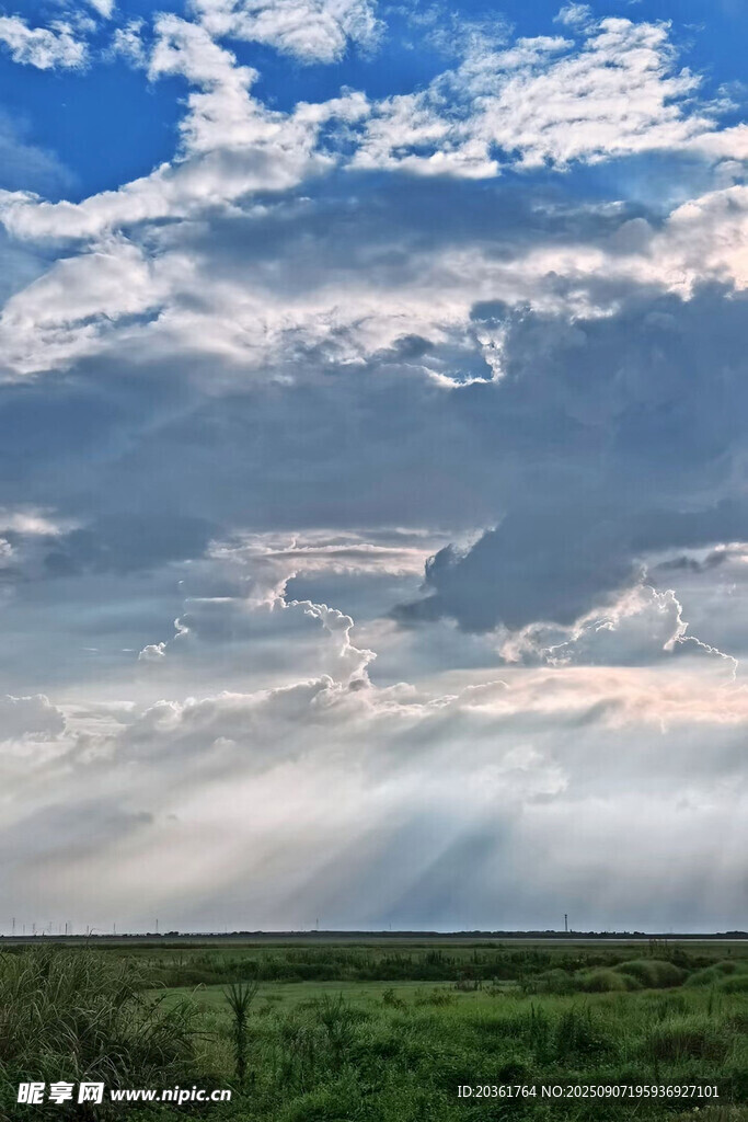 草原上空的壮丽云景