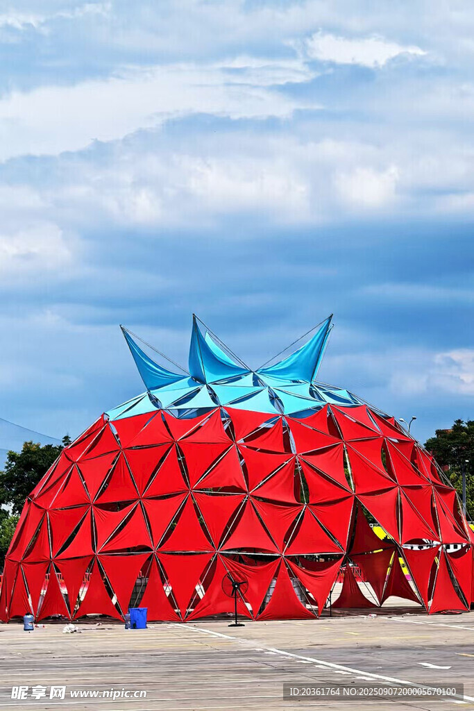 红色穹顶建筑与蓝色装饰