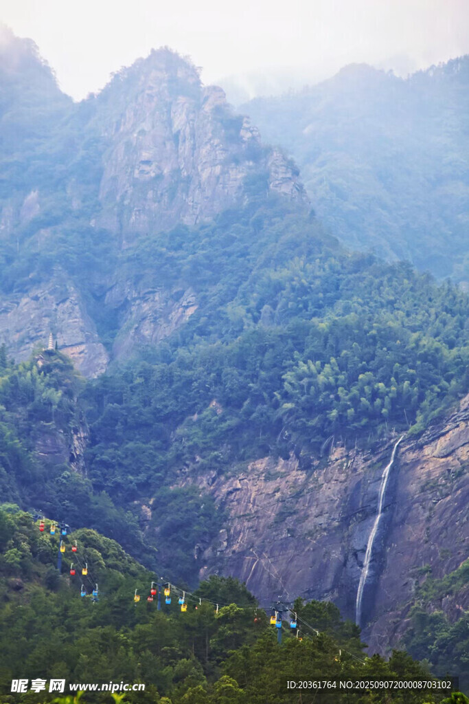 壮丽山景中的瀑布奇观