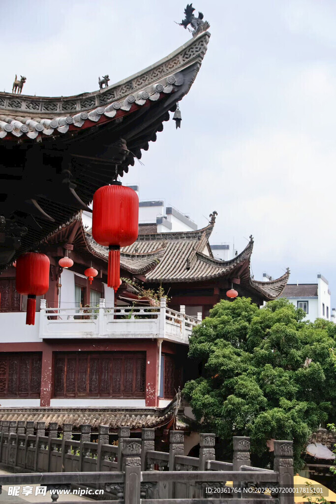 中式古建挂红灯笼景致