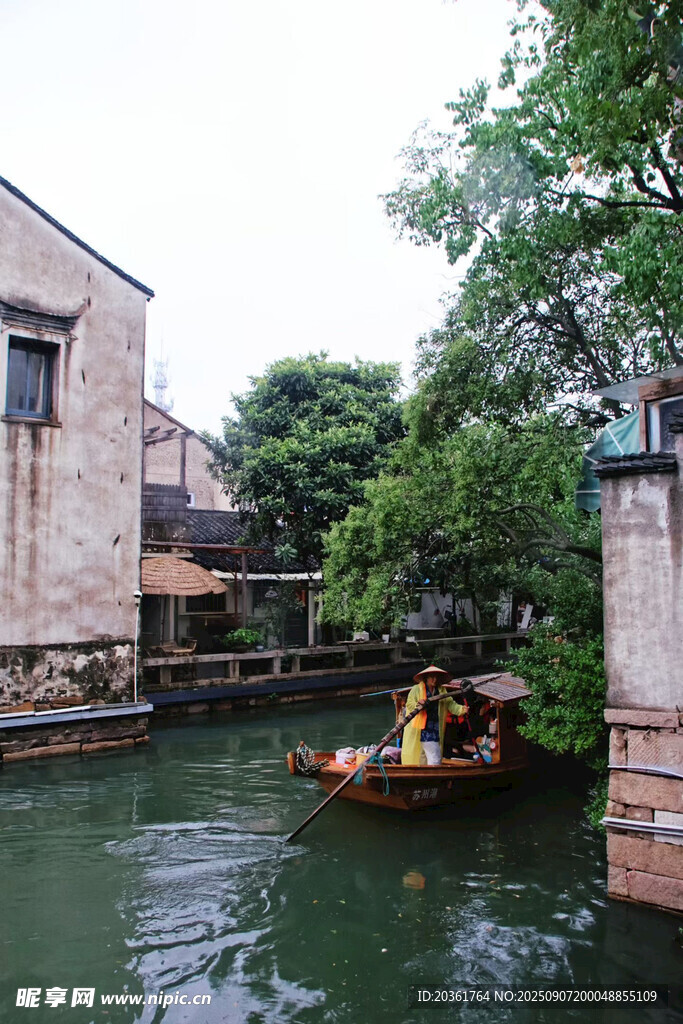 水乡小船穿梭于古朴建筑间
