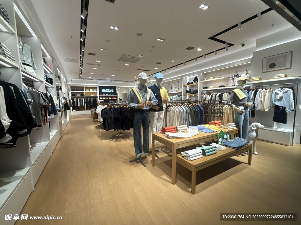 时尚服装店内部陈列展示