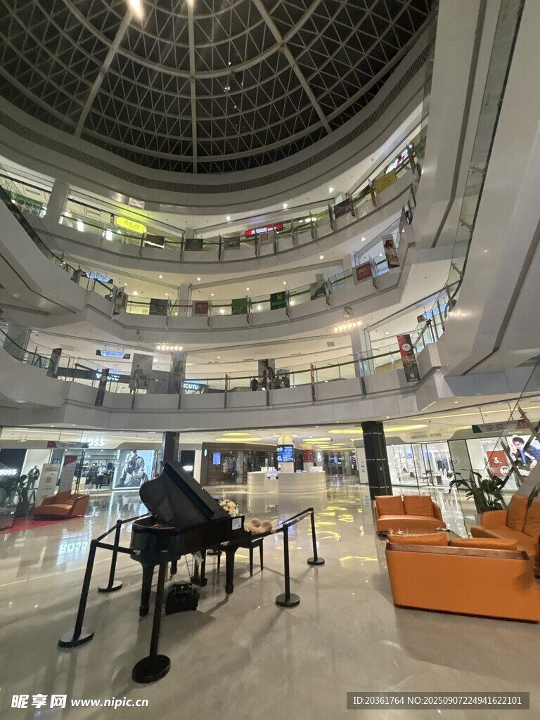 商场内部全景展示