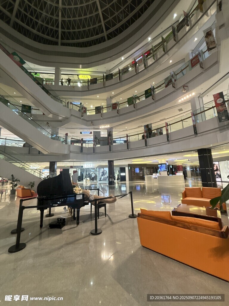商场内部开阔空间场景