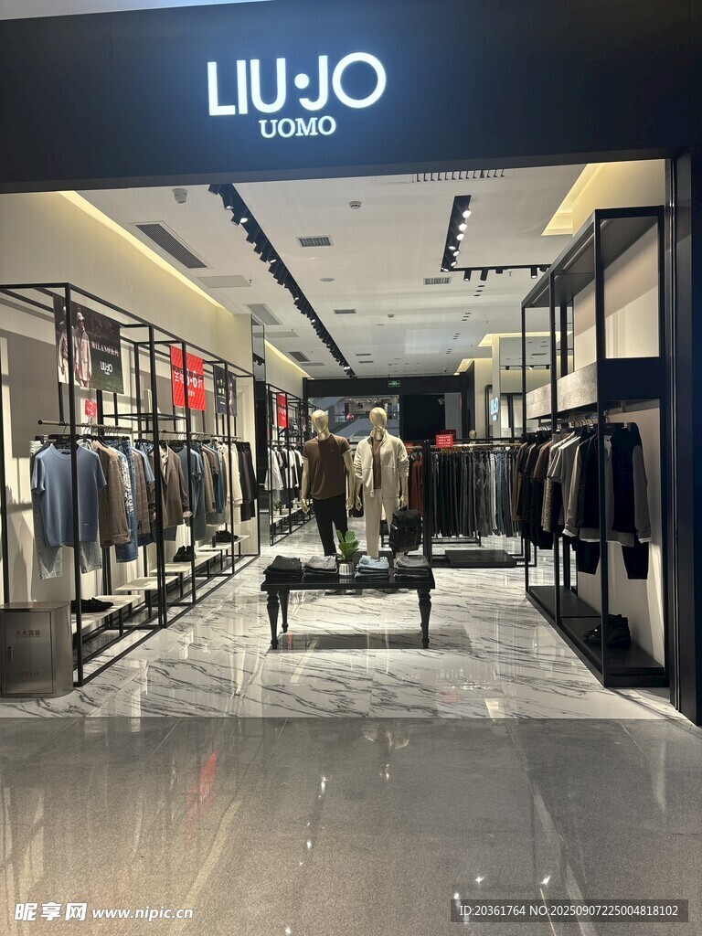 时尚品牌LUJO服饰店铺展示