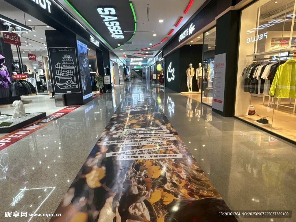 商场内景展示多样商品