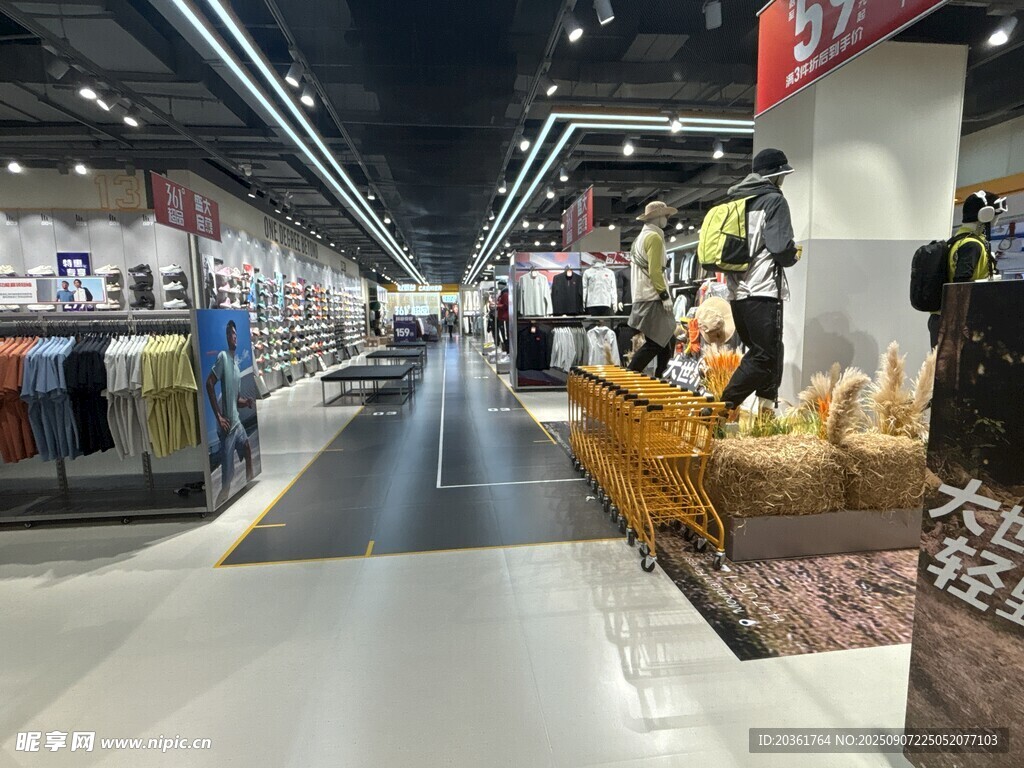 时尚服装店内部陈列展示