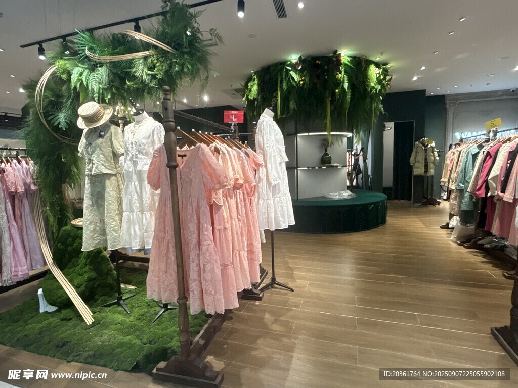 时尚女装店内景展示