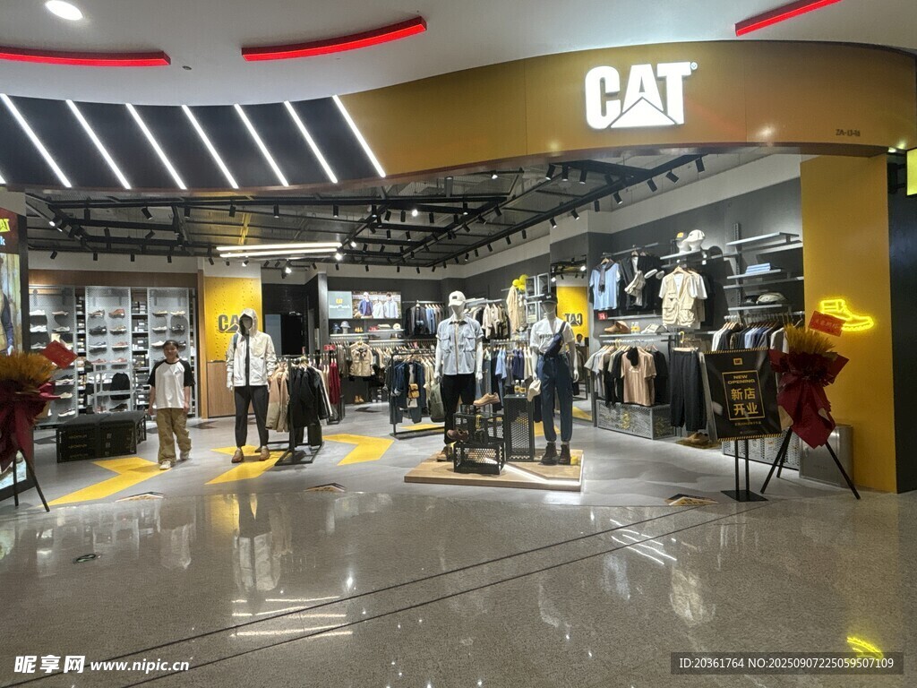 CAT品牌服装店内景展示