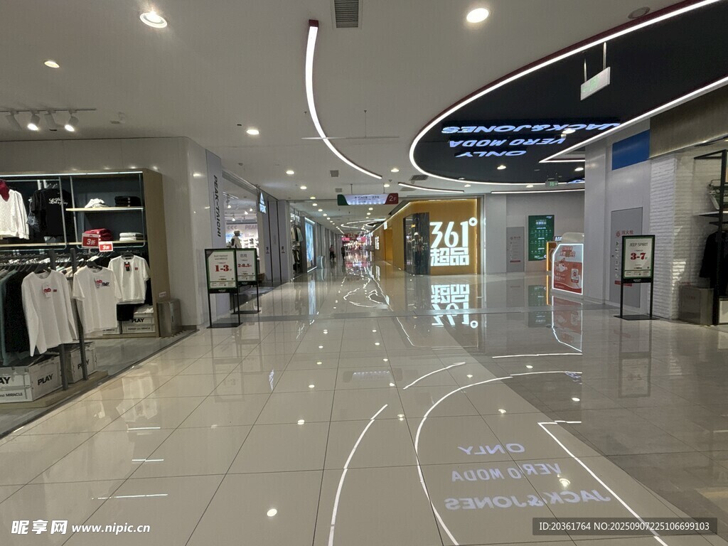 现代商场内部宽敞购物空间
