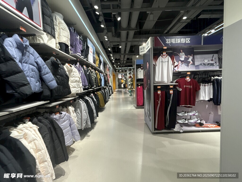 时尚服装店内部陈列展示