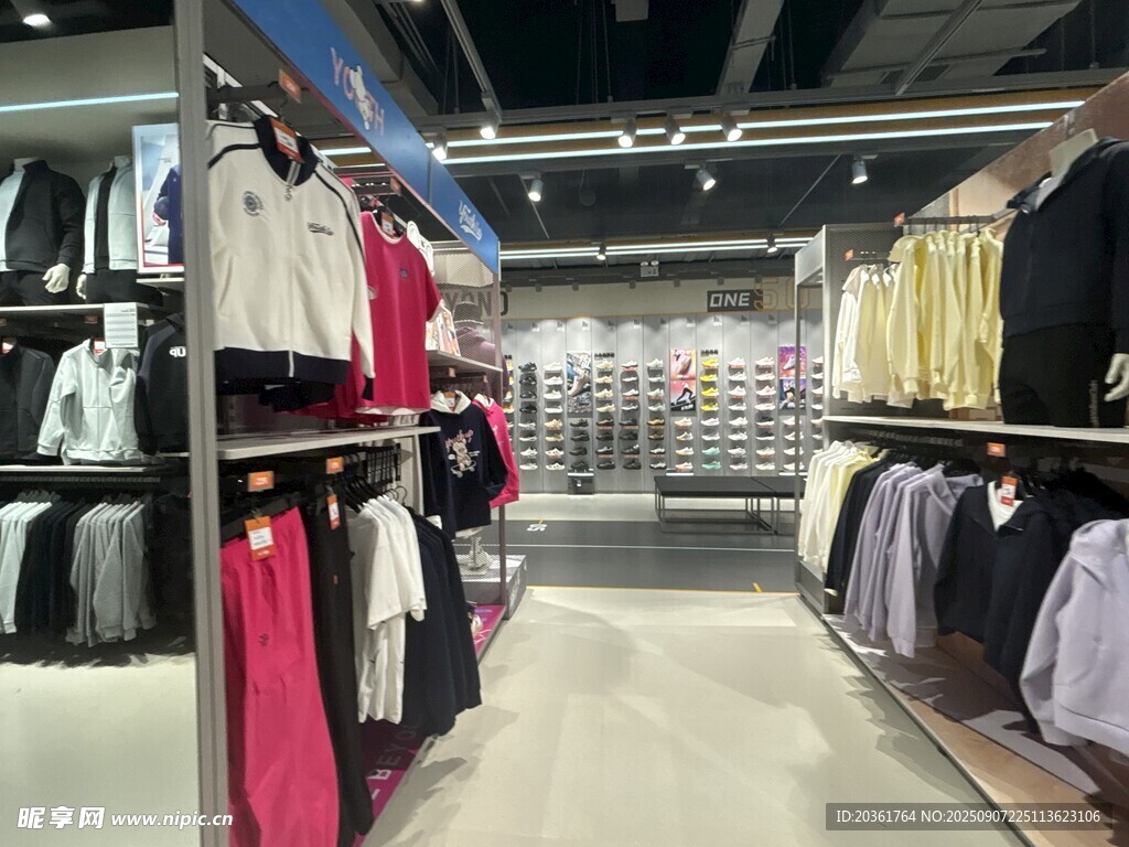 时尚服装店内部陈列展示
