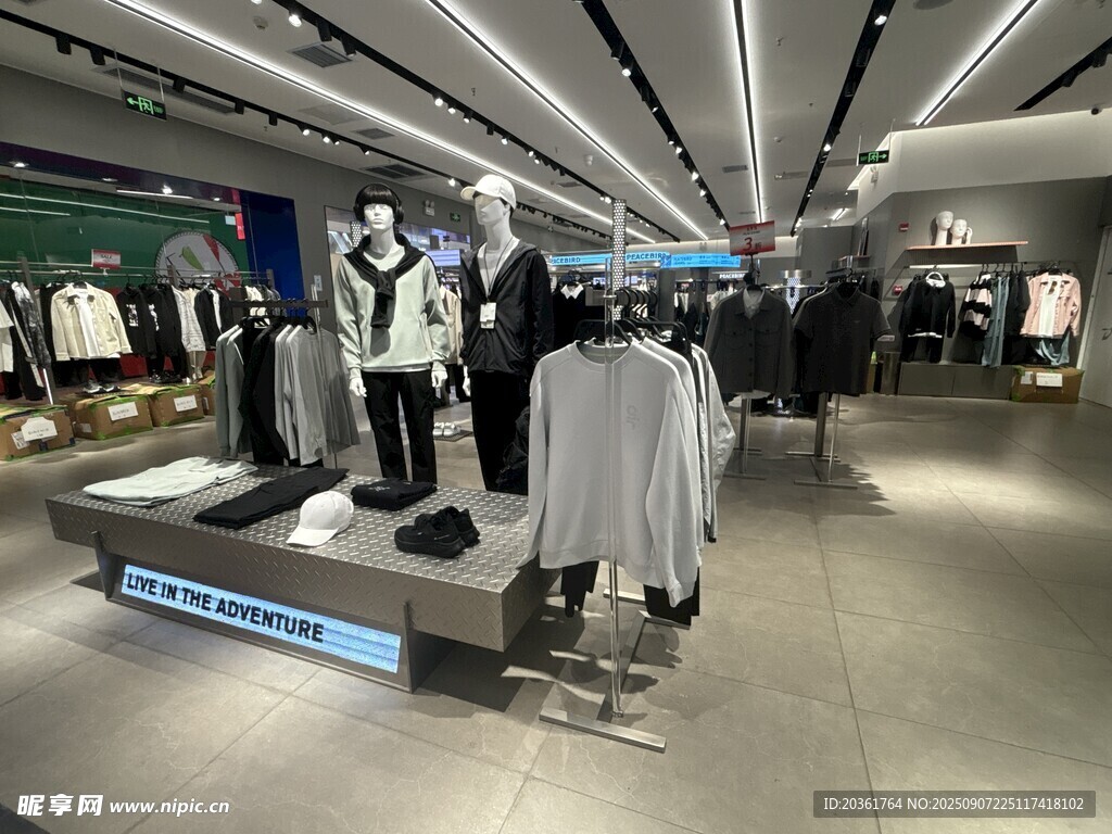 时尚服装店内部陈列展示