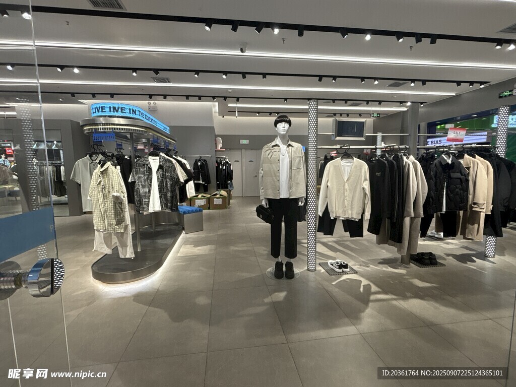 时尚服装店内部陈列展示