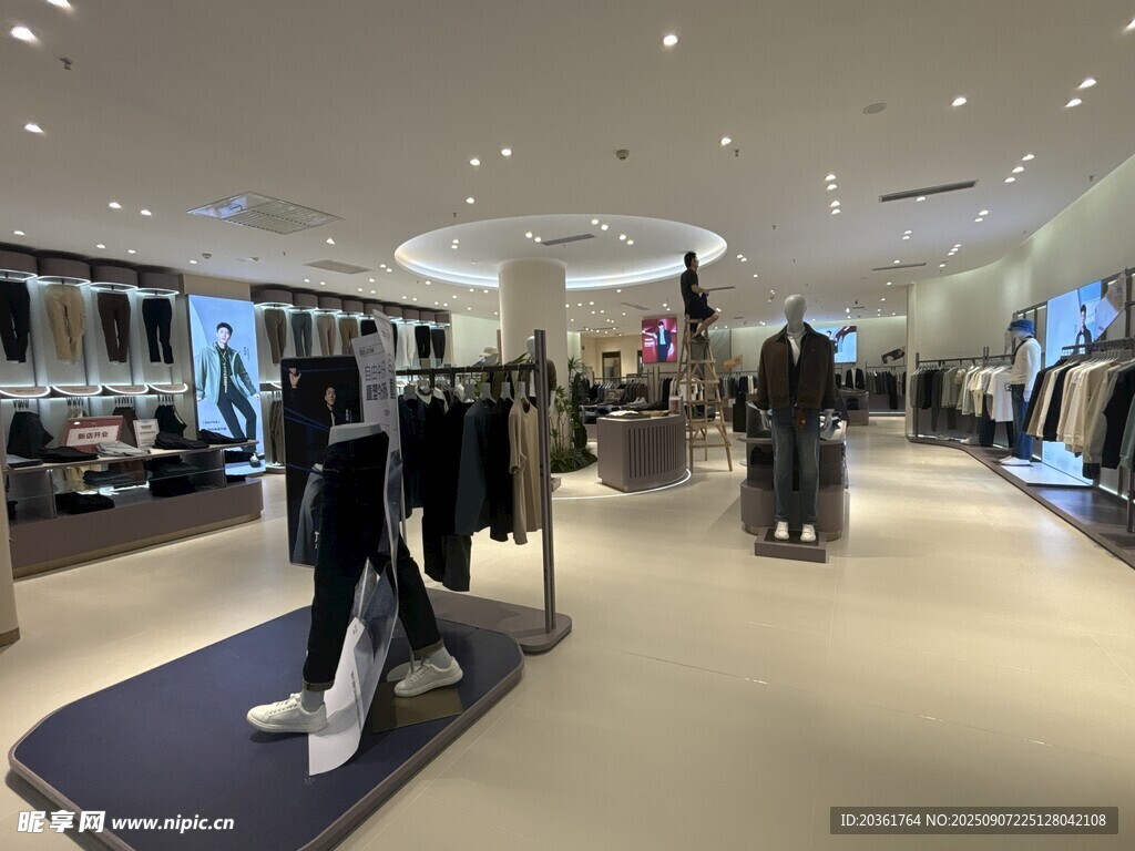 时尚服装店内部展示