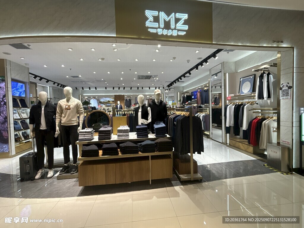 时尚服装店内部陈列展示
