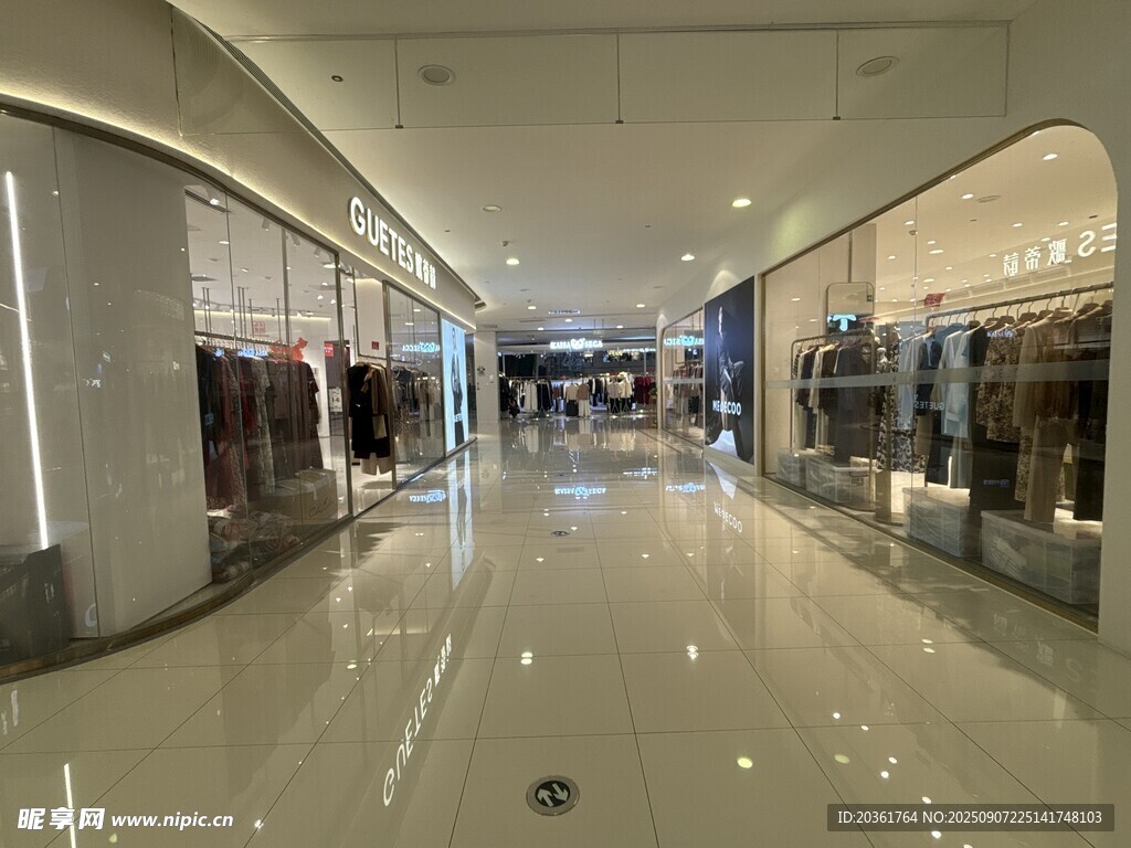 宽敞明亮的商场购物走廊