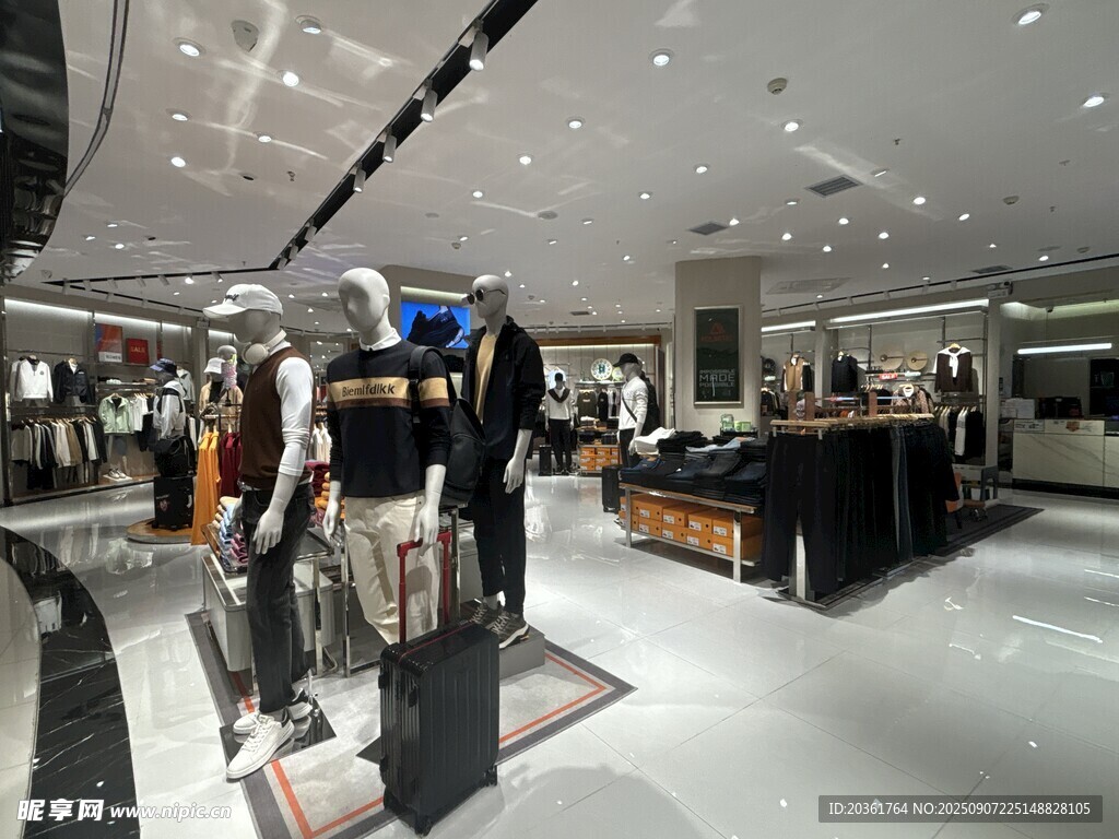 时尚服装店内部陈列展示