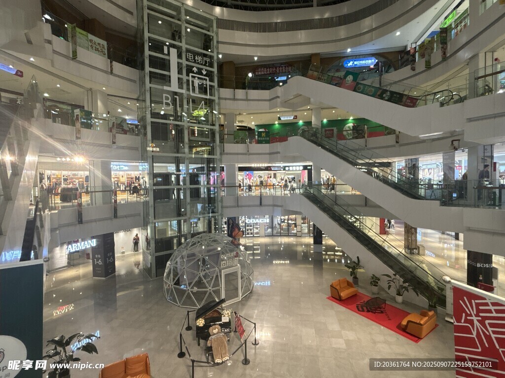 现代商场内部全景