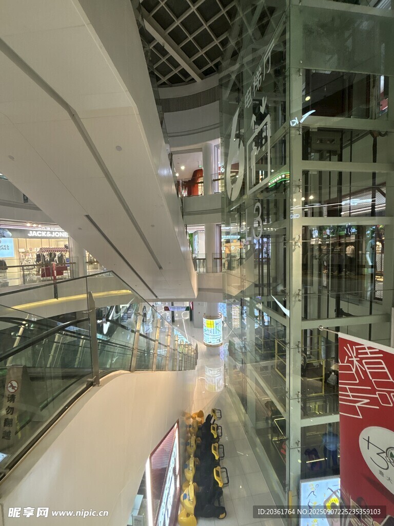 商场内部自动扶梯场景