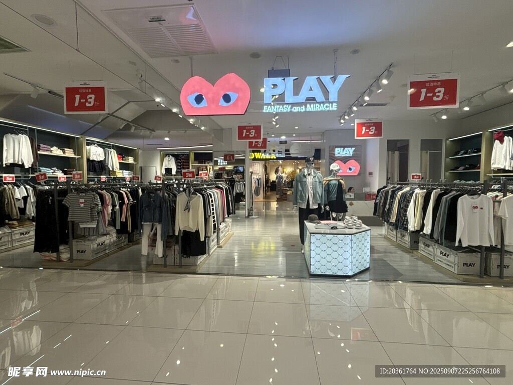 时尚服装店内部场景