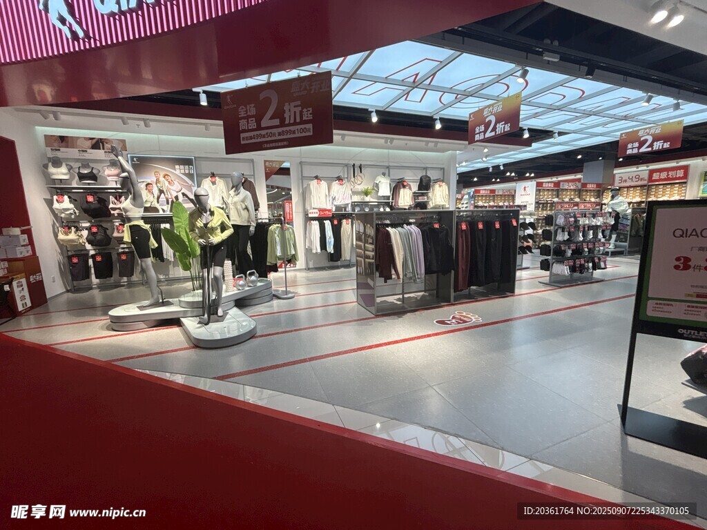 商场内景展示多样服饰店
