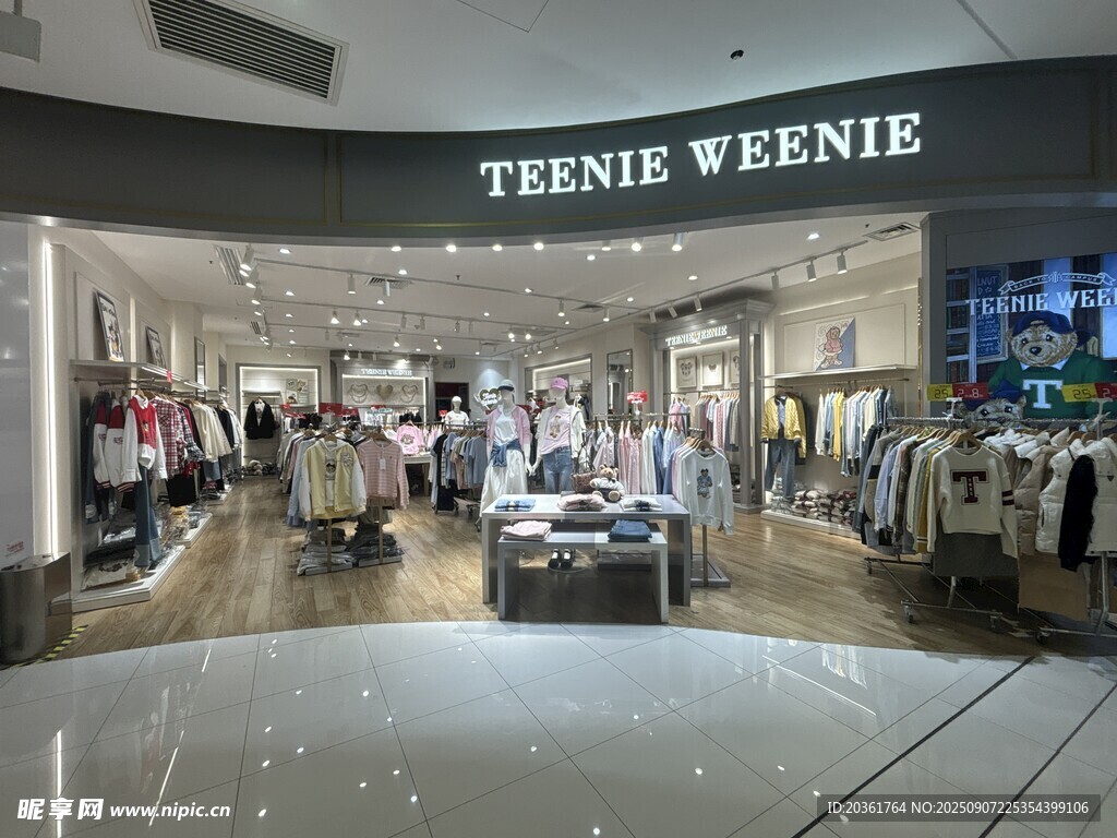 时尚品牌TW服装店内部