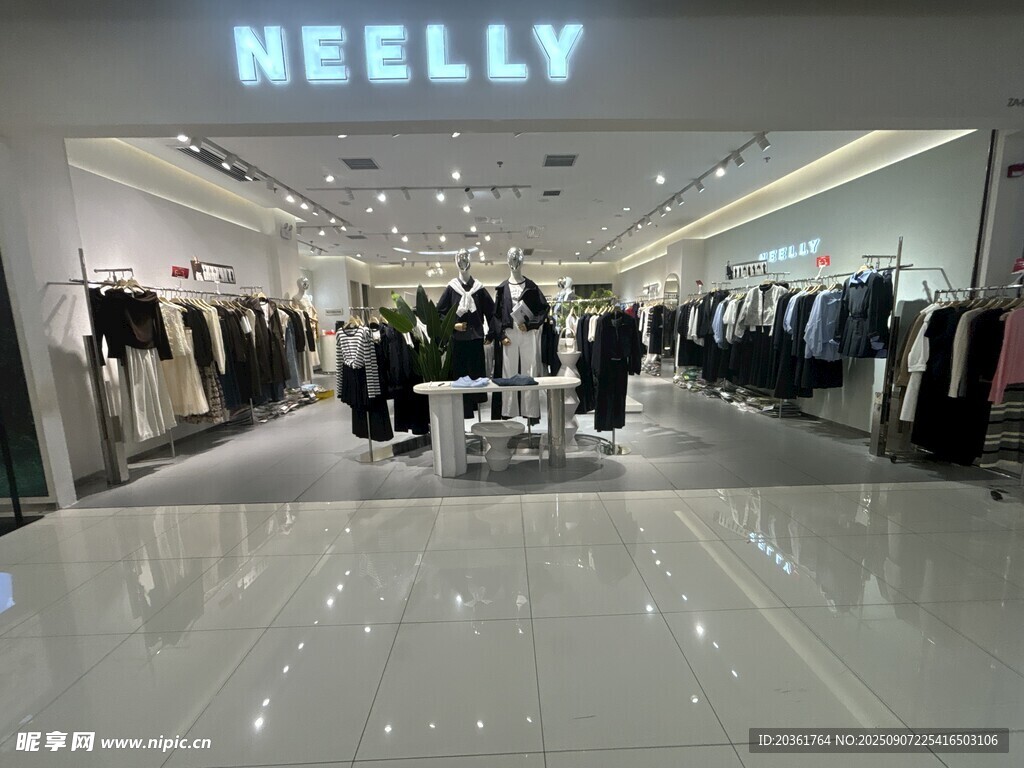 时尚服装店内部陈列展示