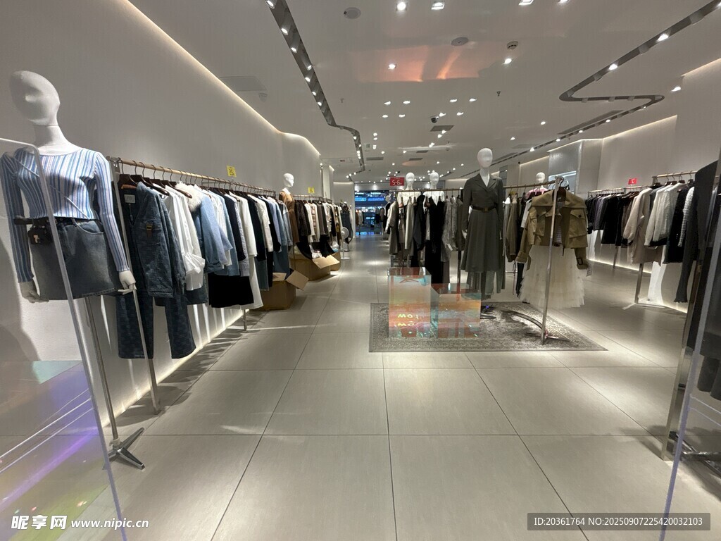 时尚服装店内部陈列展示