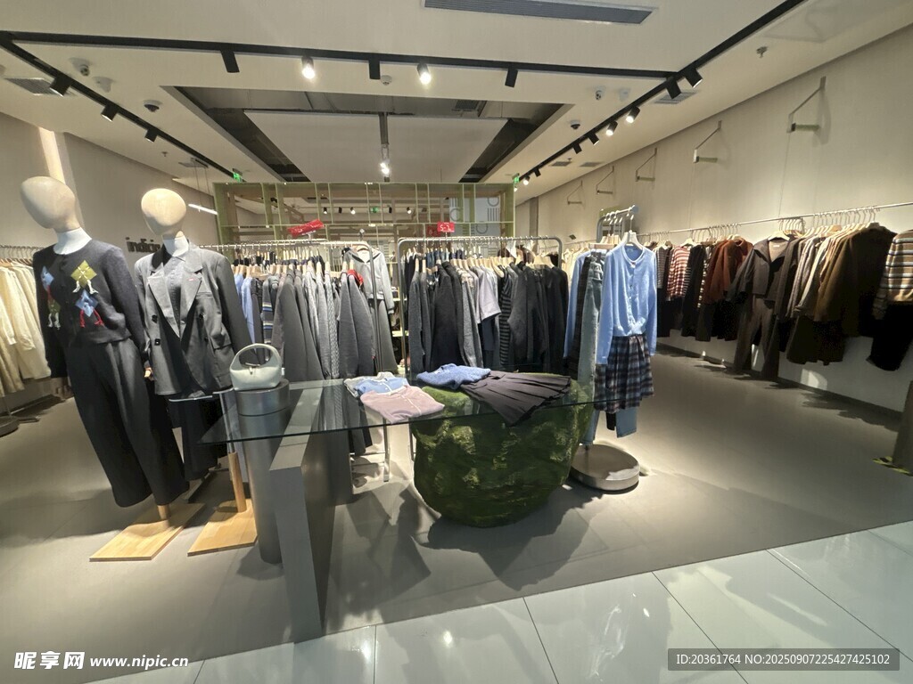 时尚服装店内部陈列展示