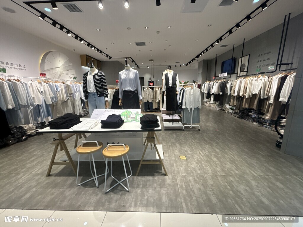 时尚服装店内部陈列展示