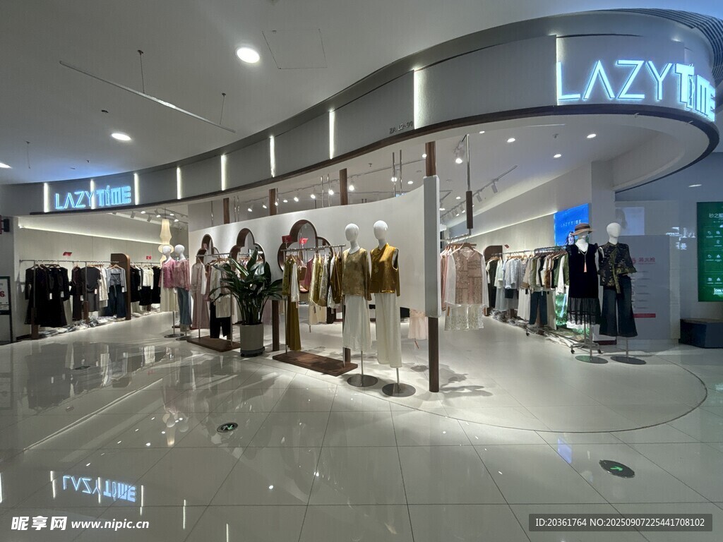 时尚服装店内部场景展示