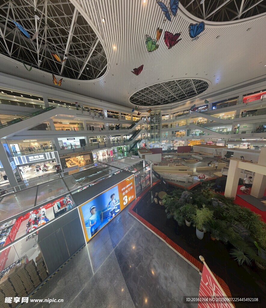 现代商场内部全景展示