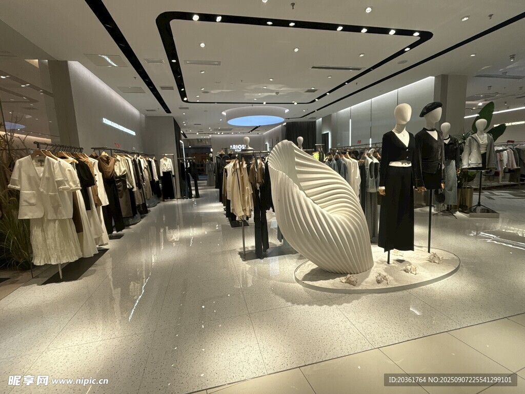 时尚服装店内部陈列展示