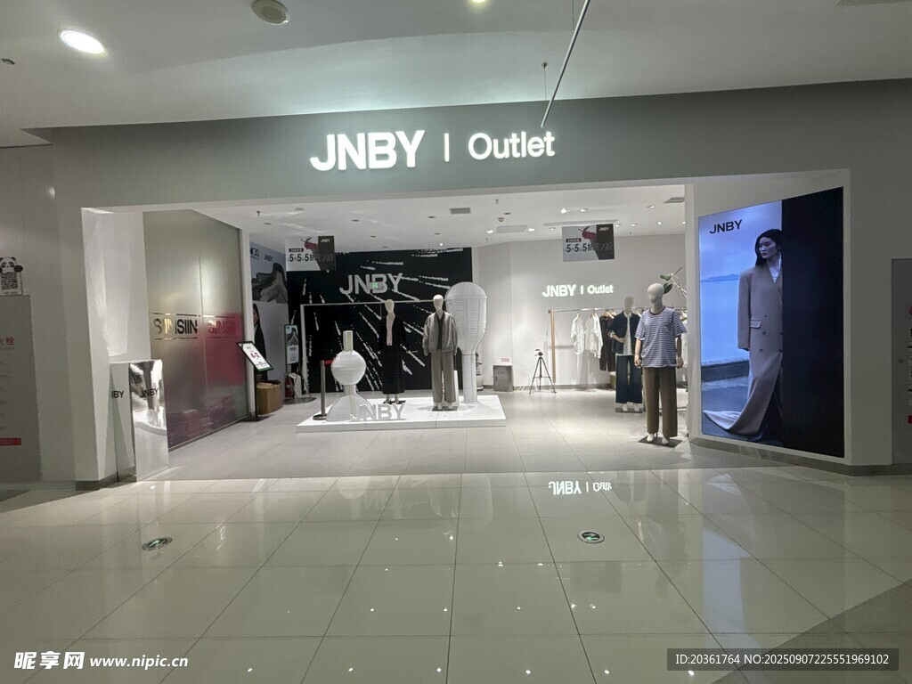 JNBY品牌服装店内部场景