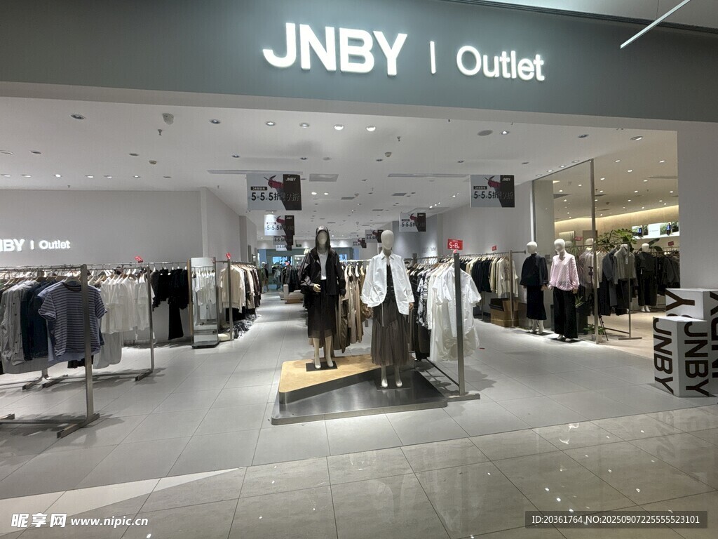 江南布衣奥特莱斯店内景