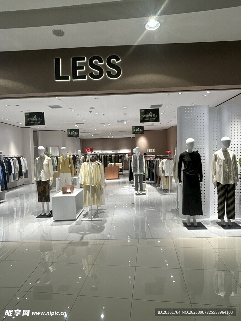 LESS品牌时尚服装店陈列