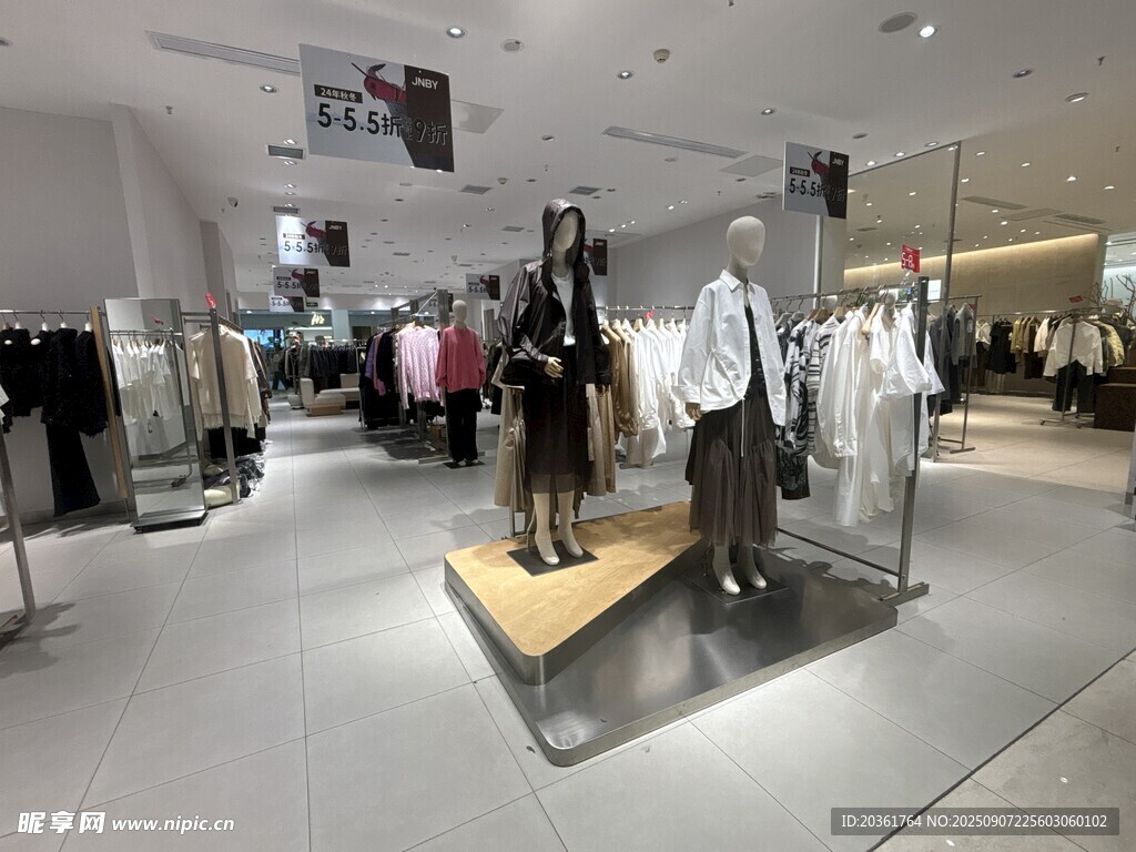 时尚服装店内部陈列展示