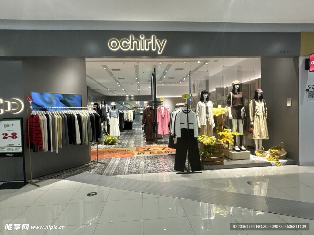 时尚服装店内部陈列场景