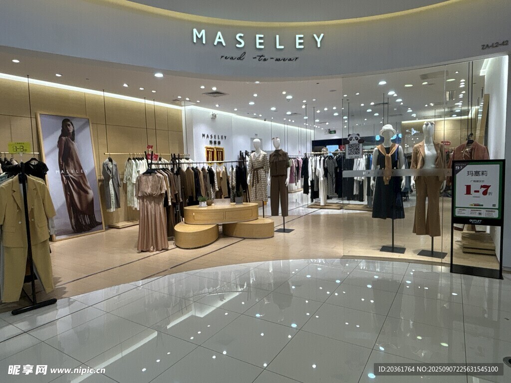 时尚女装店内景展示