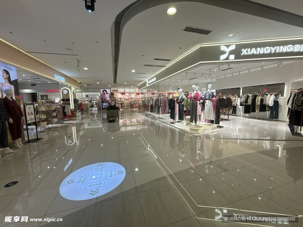 宽敞明亮的现代化购物商场
