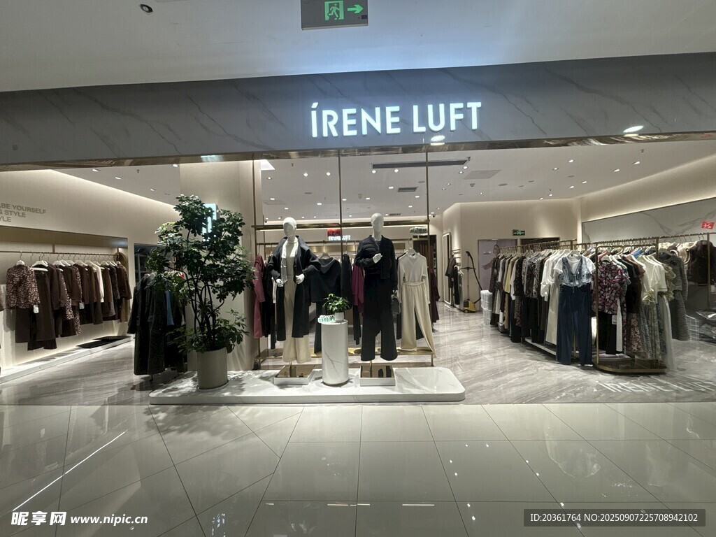 时尚服装店内部陈列展示