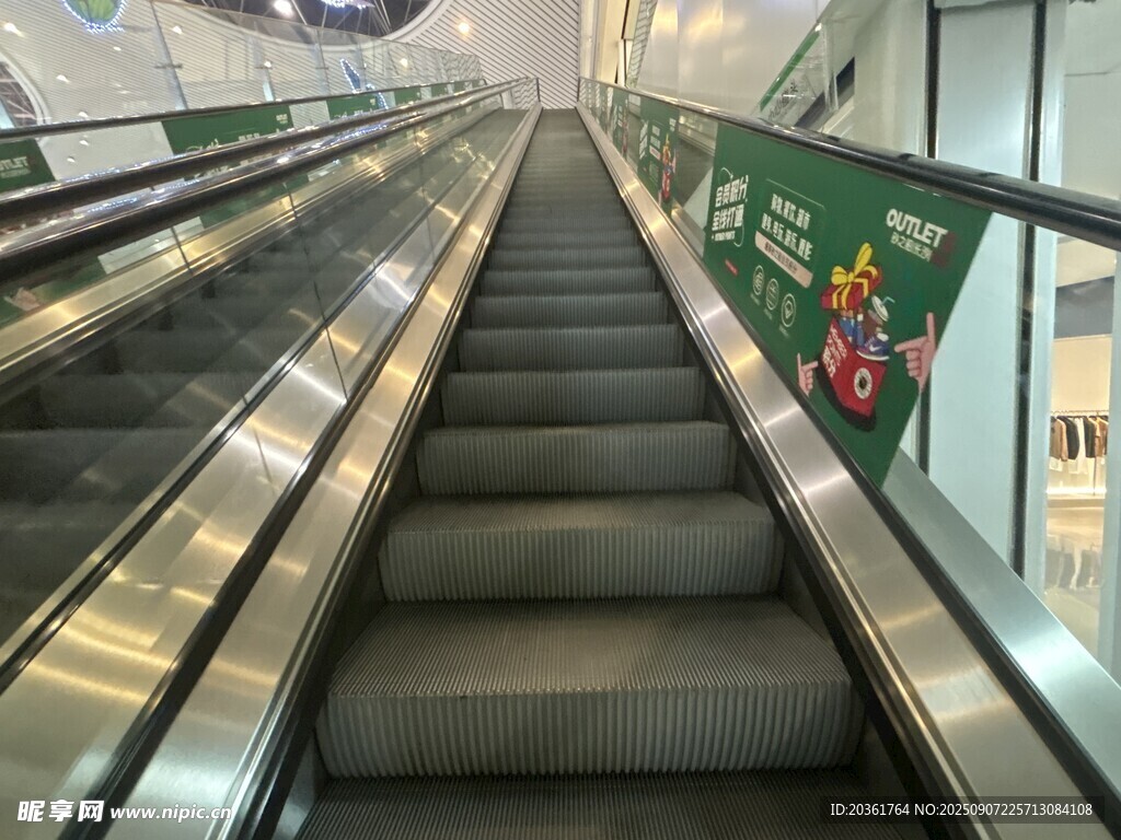 商场内空旷的自动扶梯